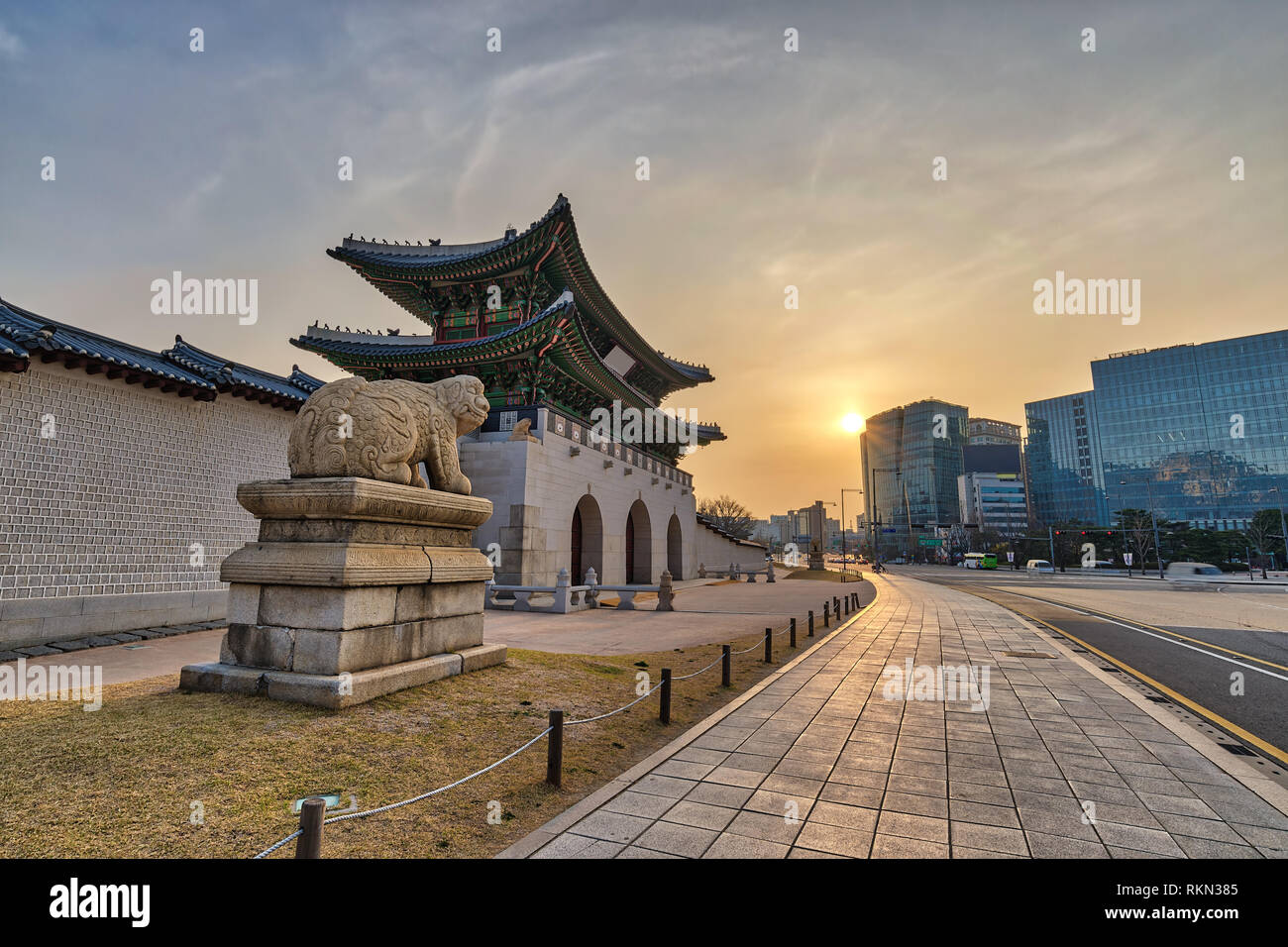 La Corée du Sud Séoul, Sunrise city skyline at porte Gwanghwamun Banque D'Images