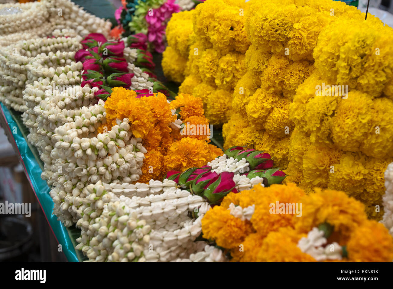 Bangkok, Thaïlande, Pak Khlong Talat de décrochage de marché vendre des guirlandes de soucis ou phusng malai Banque D'Images