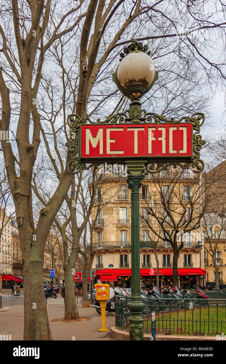 Fleuri rouge art déco ou art nouveau métro parisien panneau près de La Tour Maubourg Merto arrêter par les Invalides à Paris France Banque D'Images
