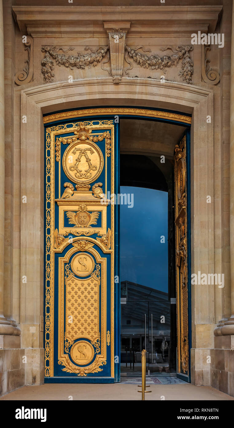 Porte d'or orné de fleur de lis à l'entrée des Invalides à Paris France  inhumation de Napoléon Bonaparte Photo Stock - Alamy