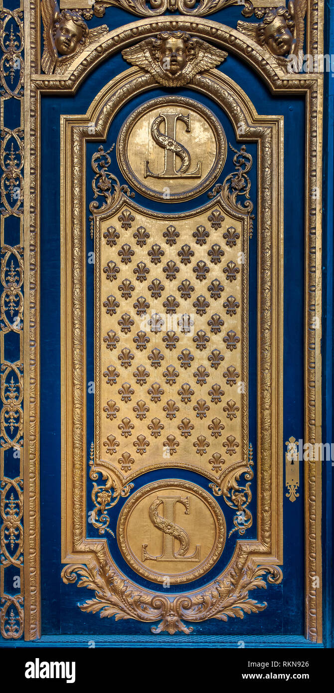 Porte Invalides Porte d'or orné de fleur de lis à l'entrée des Invalides à Paris France ...