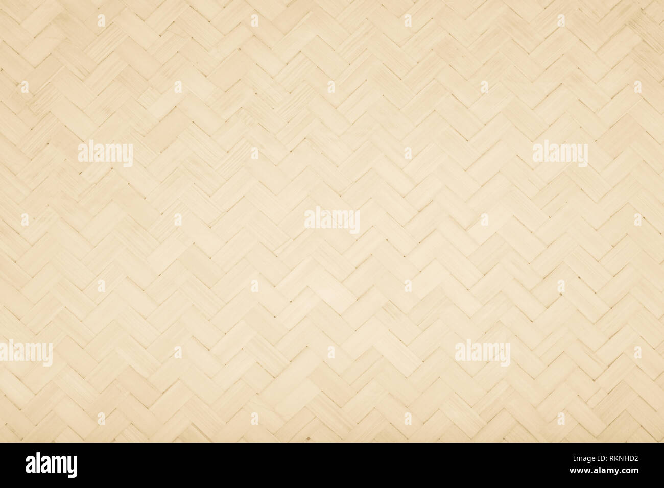 Tapis bambou marron artisanat traditionnel tissu texture background. Matériau de surface en osier pour mur avec des meubles anciens peints fissuration wea Banque D'Images