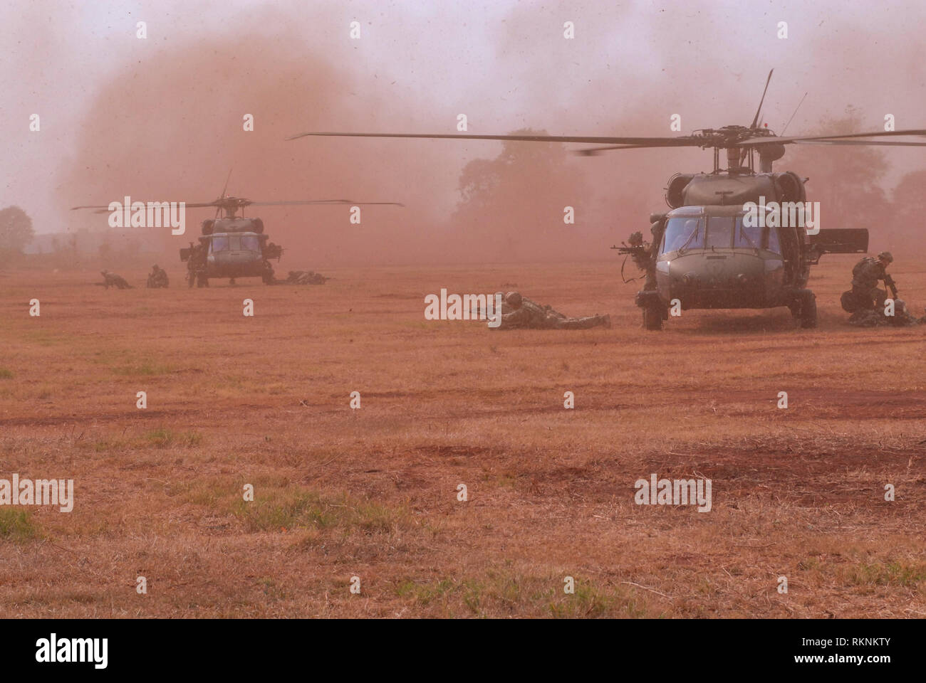 États-unis et des soldats de l'Armée royale thaïlandaise quitter Sikorsky UH-60 Black Hawk et commencer tirant sur la sécurité pendant une mission de formation de l'assaut aérien le 5 février 2019, à Sa Kaeo Province, en Thaïlande, dans le cadre d'Hanuman Guardian. Hanuman Guardian fournit un exercice pour les États-Unis et la Thaïlande les armées à accélérer l'interopérabilité et d'accroître la capacité des partenaires par la planification et l'exécution de la force opérationnelle combinée complexe des opérations. (U.S. Photo de l'armée par le sergent. Cody Jones) Banque D'Images