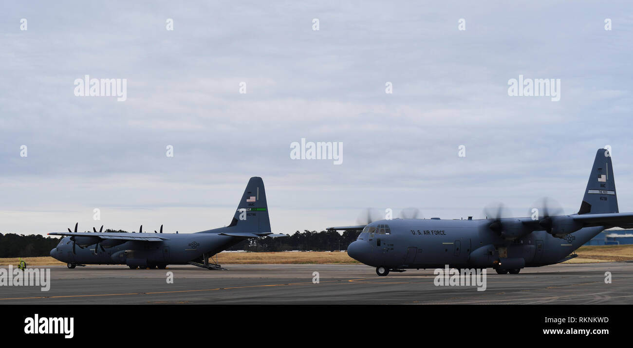 Deux C-130 Hercules de la Base aérienne de Little Rock, Ark., s'asseoir sur la piste à Fort Polk, en Louisiane, au cours de l'exercice Drapeau vert Little Rock, le 9 février 2019. L'objectif principal de l'exercice est de soutenir le Joint Readiness Training Center et fournir le nombre maximum d'équipages de transport aérien, les planificateurs de la mission et l'appui au sol des éléments à un environnement de combat simulé avec l'accent sur l'intégration de la force interarmées. (U.S. Air Force photo de Tech. Le Sgt. Liliana Moreno) Banque D'Images