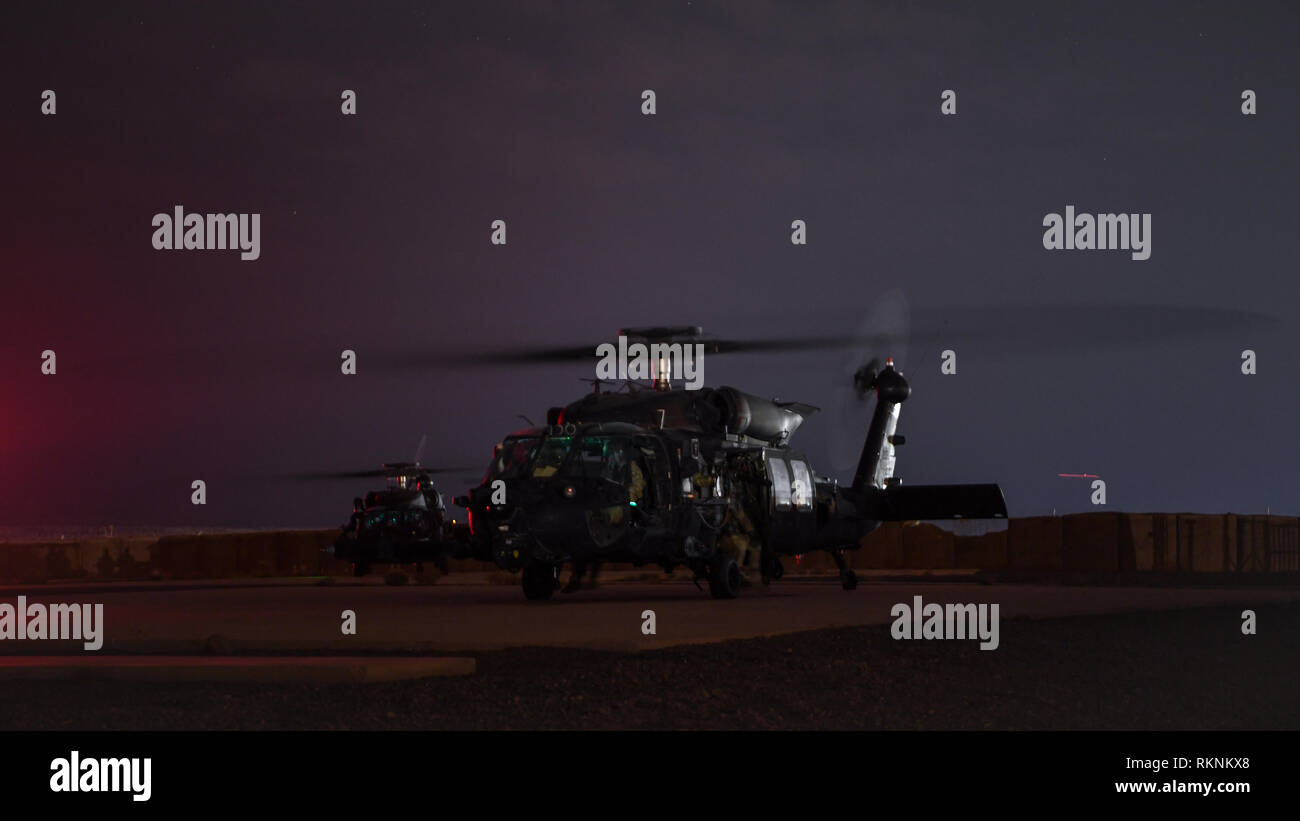MH-60 Black Hawks de fournir un appui aérien pour un entraînement tactique avec des soldats américains à partir de la société Delta, 1er Bataillon, 141e Régiment d'infanterie (1-141), dans la Garde nationale du Texas, déployées à l'appui de la Force opérationnelle interarmées - Corne de l'Afrique (CJTF-HOA), Djibouti, le 29 janvier 2019. La mission de l'1-141 en est de déployer rapidement en cas de crise menaçant le personnel américain ou des biens tout au long de GFIM-HOA, et à contribuer aux efforts internationaux pour améliorer la sécurité et la stabilité en Afrique de l'Est en leur fournissant de l'aide des forces de sécurité et de favoriser les capacités du partenaire Banque D'Images
