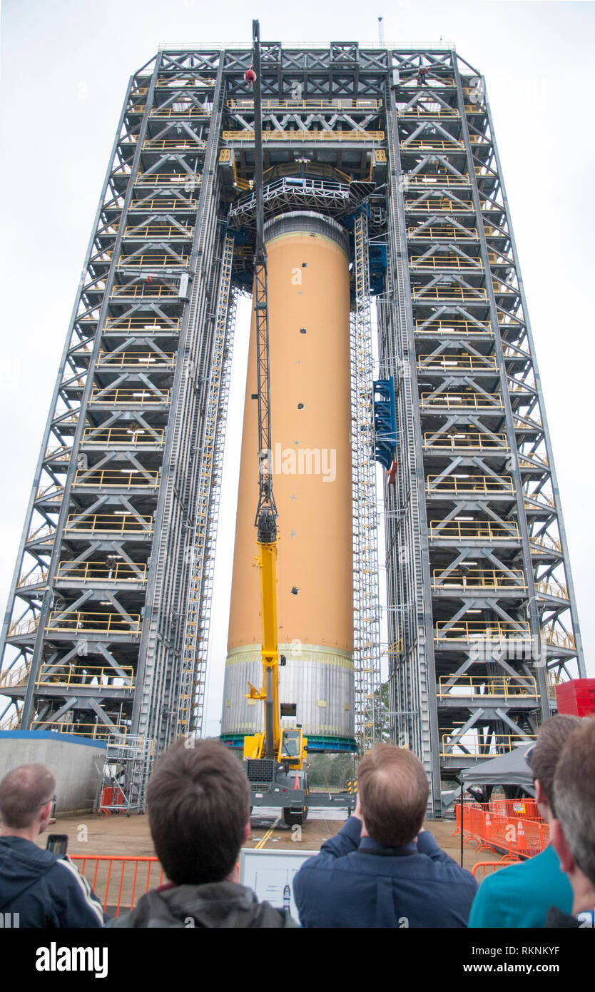 Les membres d'un groupe dirigé par la NASA regardez le 215-foot-tall Structural Test Stand 4693, le 6 février 2019, qui abrite aujourd'hui le lancement de l'espace du système de liquide du réservoir de carburant à l'hydrogène, de l'article test structurel au Marshall Space Flight Center's West Zone de test à Redstone Arsenal, Alabama. Les ingénieurs de la NASA se préparent à utiliser le banc d'essai, que le U.S. Army Corps of Engineers du District de Mobile terminée en novembre, pour mettre le réservoir au moyen d'une batterie de tests de qualification structurale bien avant la mission d'exploration sans pilote 1, prévue pour 2020, qui est conçu pour être la première étape dans l'avenir h Banque D'Images
