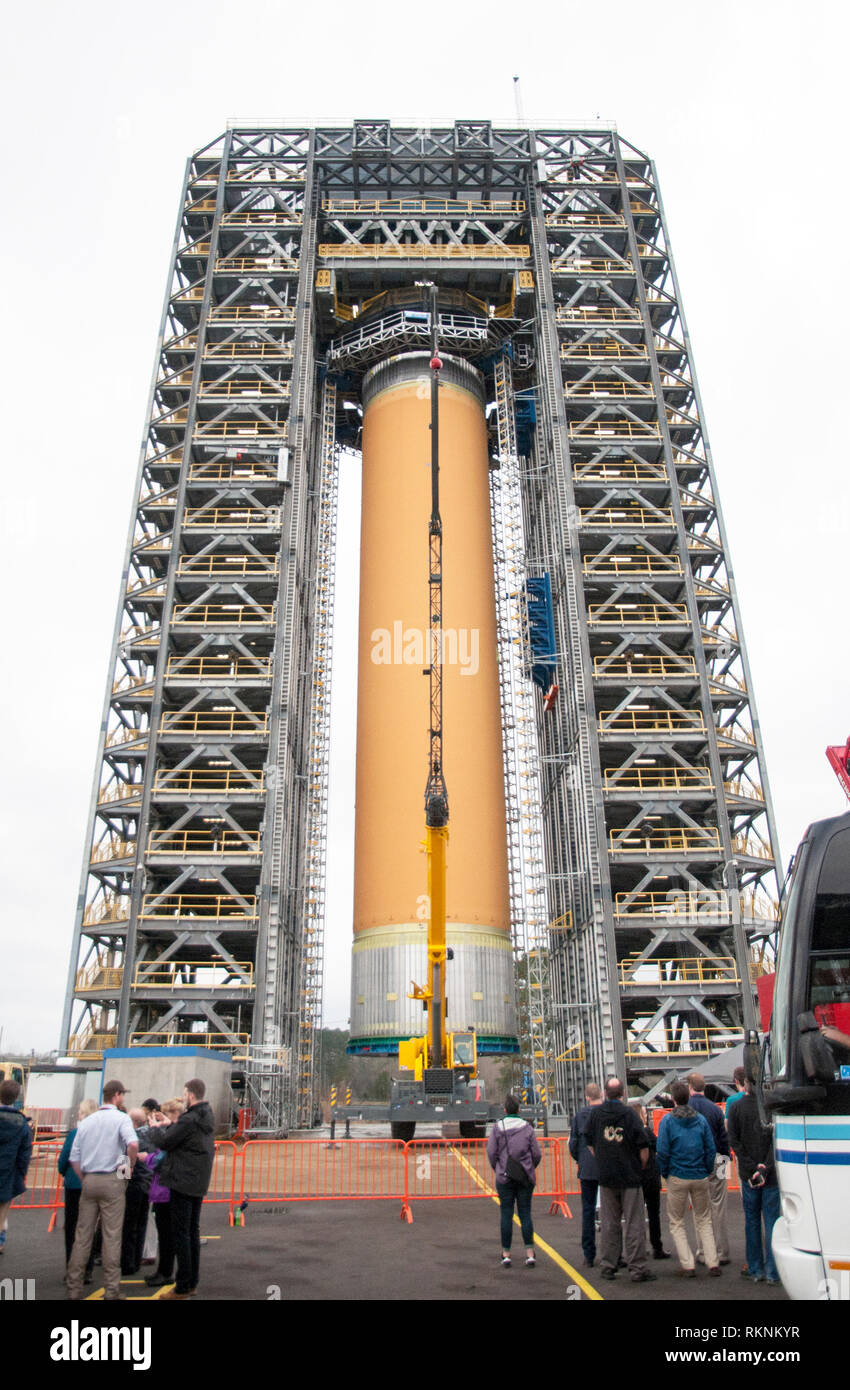 Les membres d'un groupe dirigé par la NASA regardez le 215-foot-tall Structural Test Stand 4693, le 6 février 2019, qui abrite aujourd'hui le lancement de l'espace du système de liquide du réservoir de carburant à l'hydrogène, de l'article test structurel au Marshall Space Flight Center's West Zone de test à Redstone Arsenal, Alabama. Les ingénieurs de la NASA se préparent à utiliser le banc d'essai, que le U.S. Army Corps of Engineers du District de Mobile terminée en novembre, pour mettre le réservoir au moyen d'une batterie de tests de qualification structurale bien avant la mission d'exploration sans pilote 1, prévue pour 2020, qui est conçu pour être la première étape dans l'avenir h Banque D'Images