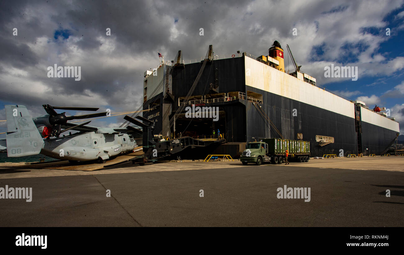 Les Marines américains avec l'escadron 268 à rotors basculants moyen maritime (VMM-268) chargement d'un MV-22B Balbuzard pêcheur sur un navire à bord de Pearl Harbor, New York, 6 février 2019. L'aéronef sont chargées à bord d'un navire pour être transportés pour leur déploiement à venir. (U.S. Marine Corps photo par le Sgt. Ricky Gomez) Banque D'Images