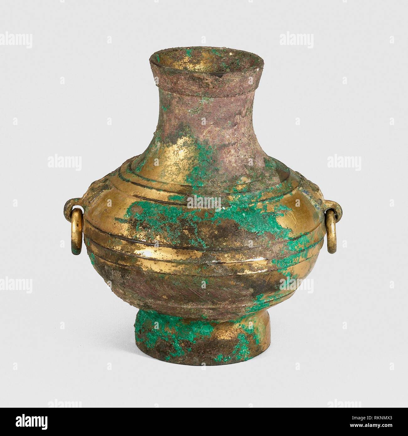Pot de vin (HU) - Style de l'ouest de la dynastie des Han (206 av. J.-A.D.  9), 2e/1e siècle - Chine - Origine : Chine, Date : 206 BC-AD 9, Moyenne :  bronze doré Photo Stock - Alamy