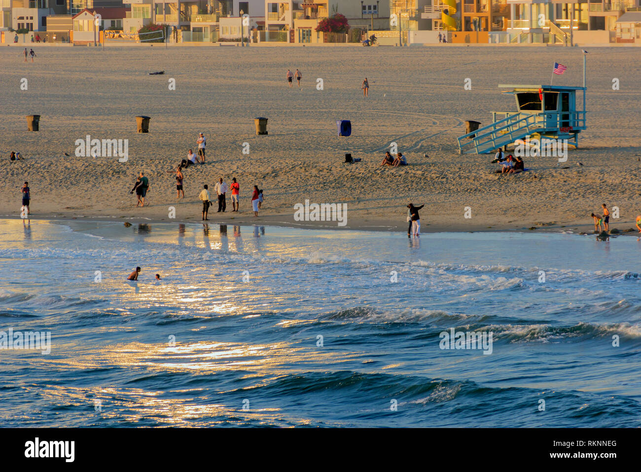 Reflejo del sol en l'Olas de una playa en Santa Monica, Californie Banque D'Images