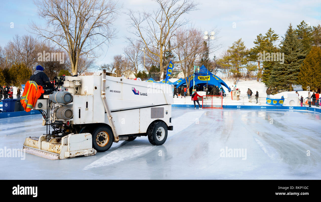 Surfaceuse Zamboni le nettoyage de la glace sur une patinoire en plein air. Banque D'Images