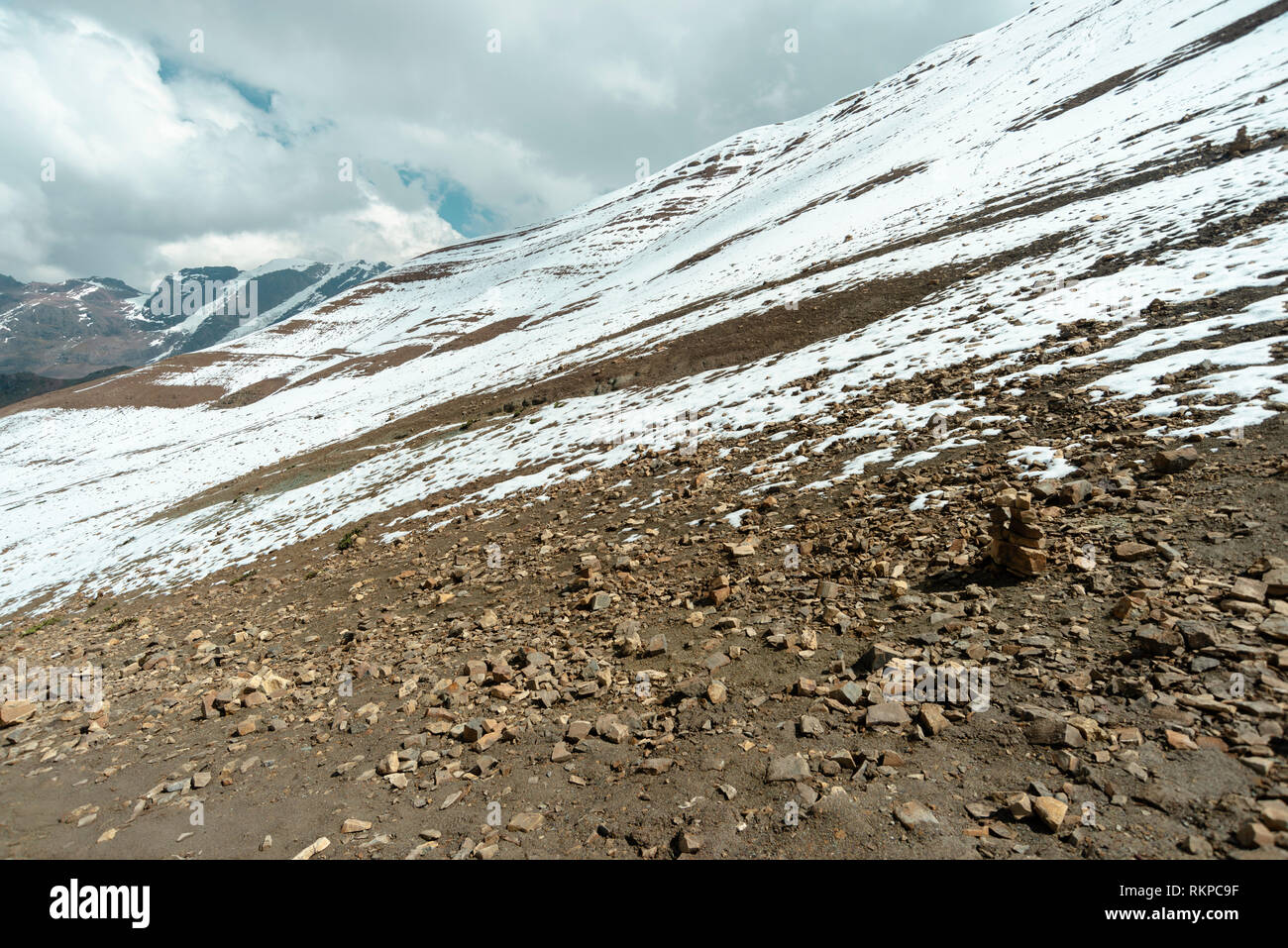 Pente de montagne escarpée couverte par de la neige fraîche au Pérou Banque D'Images