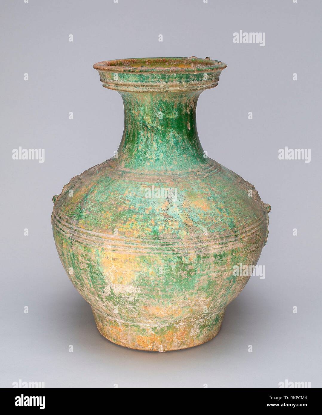 Pot globulaire avec poignées - Bague Masque Ogre de la dynastie Han (206  av. J.-A.D. 220) - Chine - Origine : Chine, Date : 206-220 AD AD, Médium :  Faïence Photo Stock - Alamy