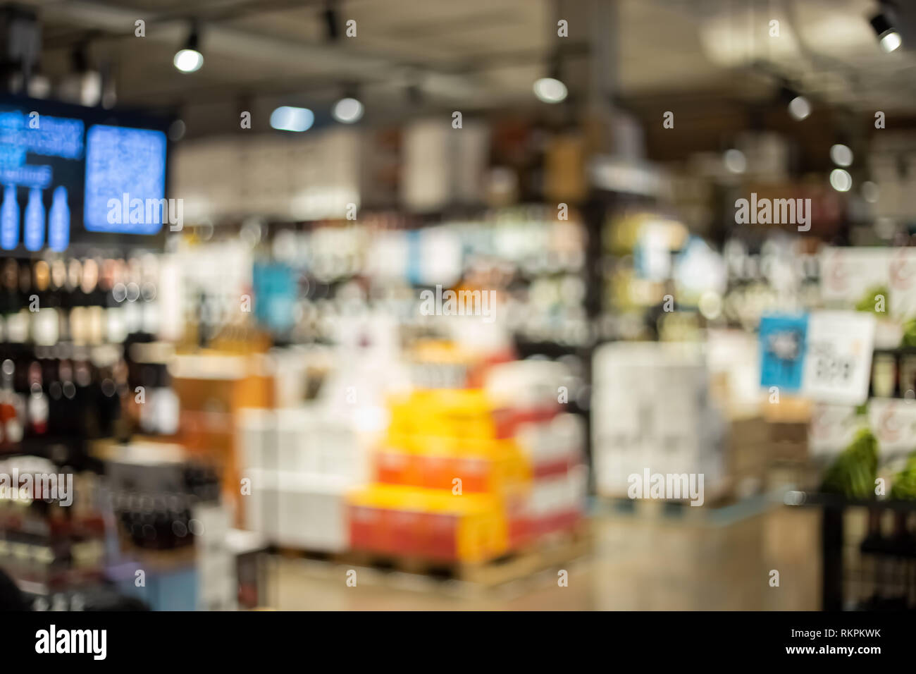 Blurry liquor store. Arrière-plan flou artistique boutique alcool Banque D'Images