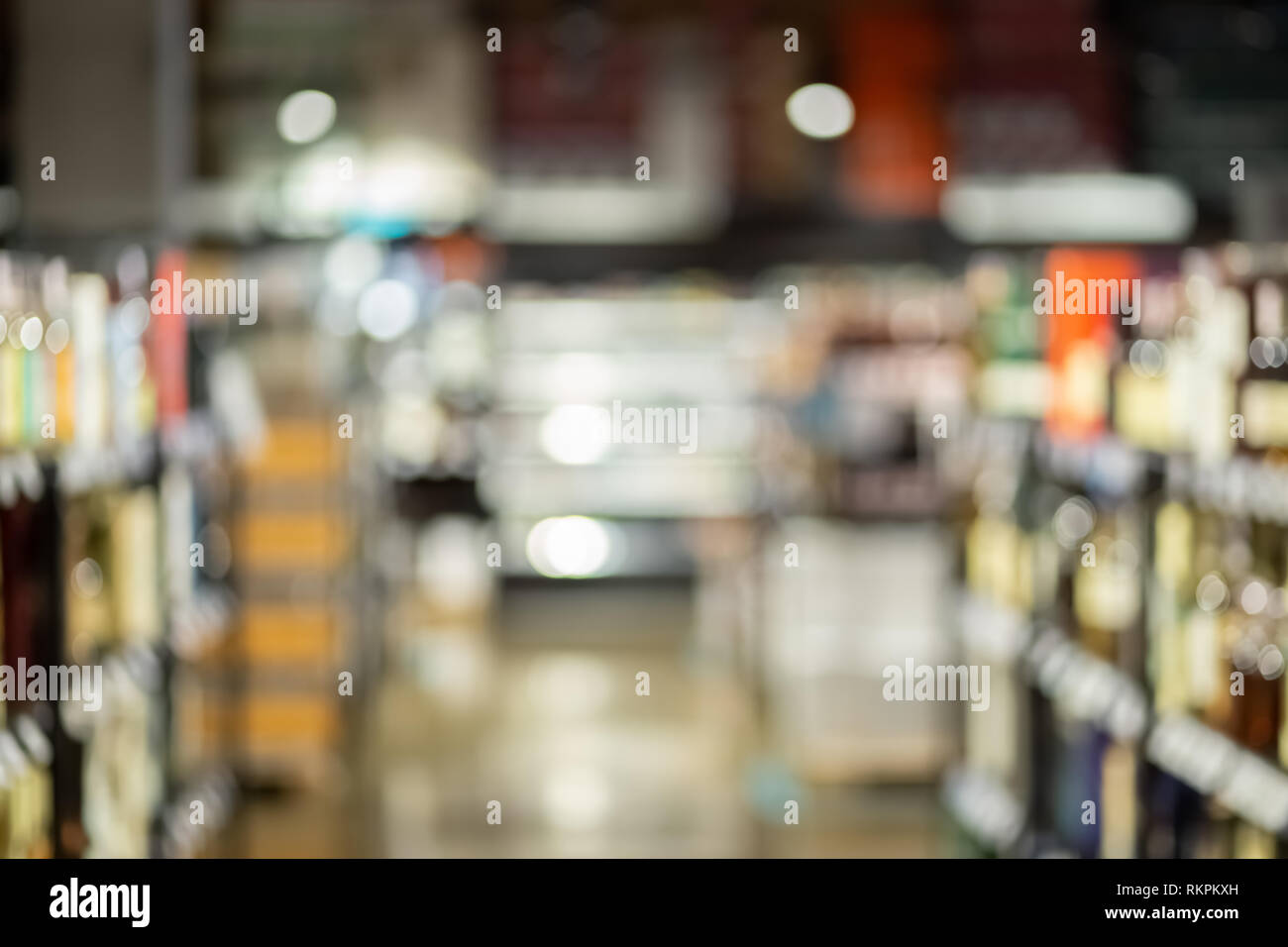 Blurry liquor store. Arrière-plan flou artistique boutique alcool Banque D'Images