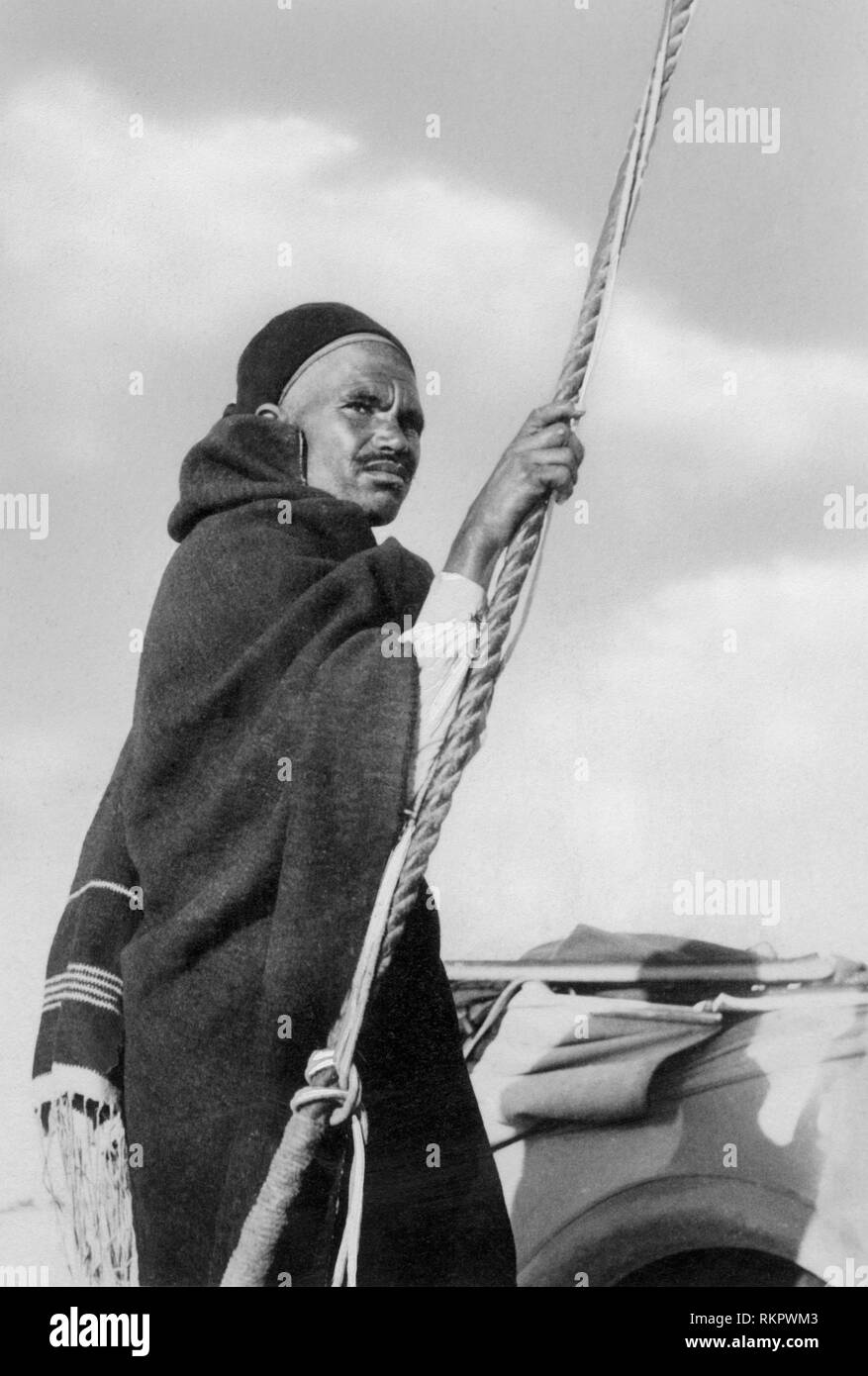 Un homme sur le ferry, île de dgerba, Tunisie, Afrique du Sud 1920 1930 Banque D'Images