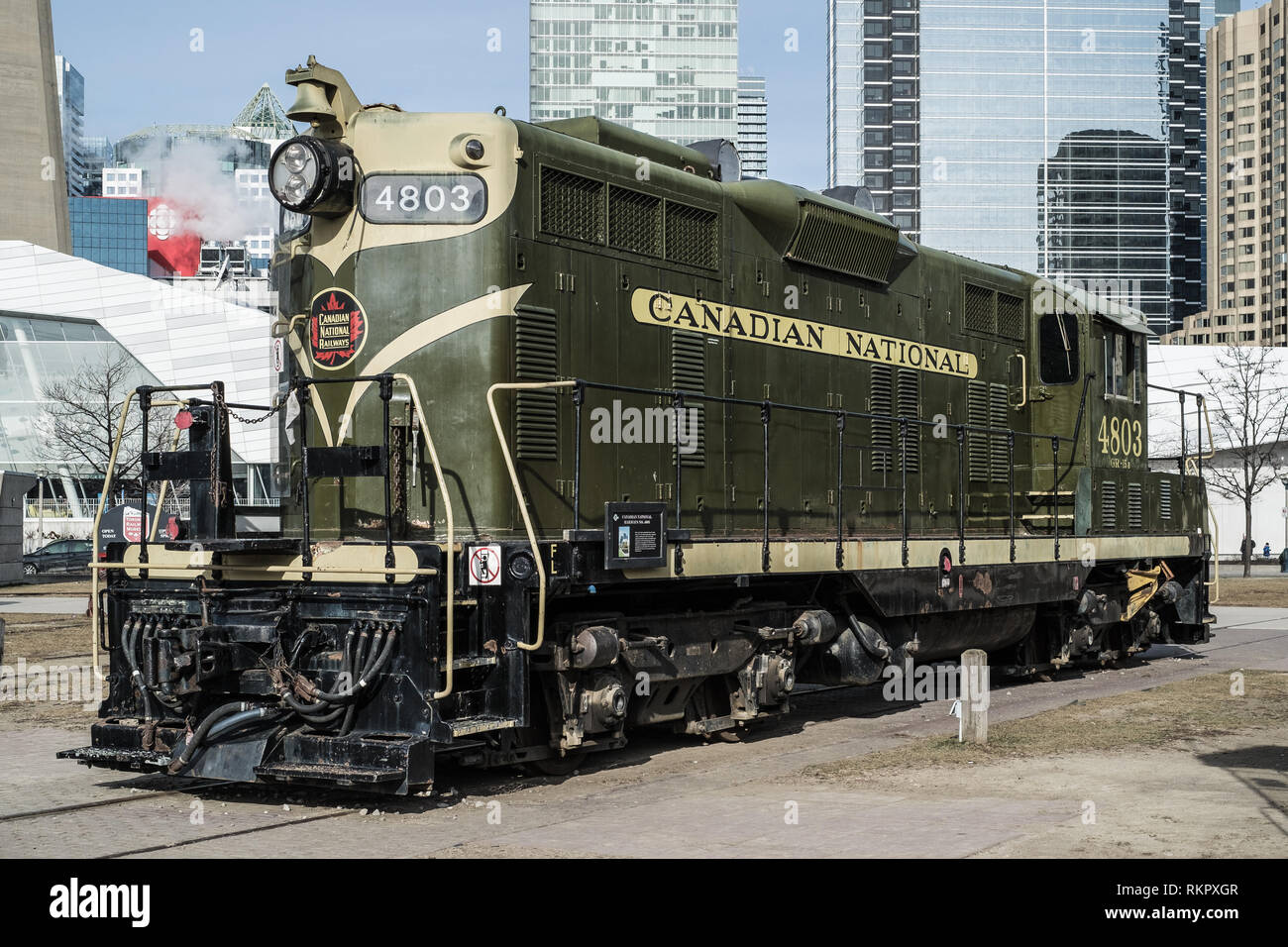 Toronto, Ontario, Canada - le 12 janvier 2019 : vieille locomotive au Roundhouse Park (National Rail Museum) près de la tour CN. L'attraction touristique. Banque D'Images