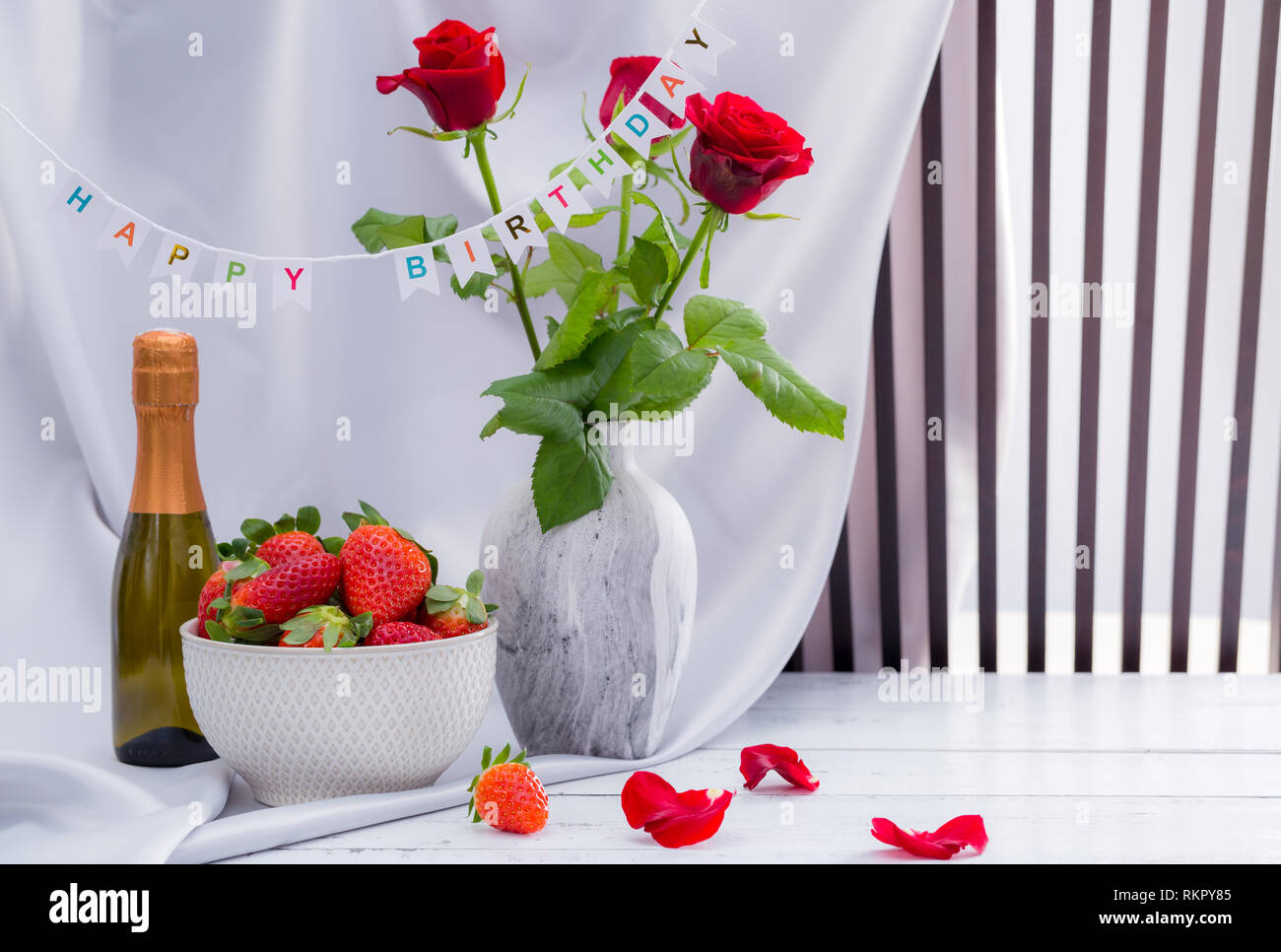 Red Rose Fraises Et Champagne Joyeux Anniversaire Ensemble Photo Stock Alamy Red Rose Fraises Et Champagne Joyeux Anniversaire Ensemble Photo Stock Alamy