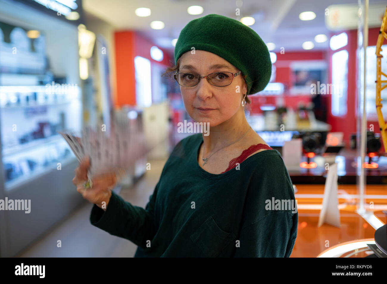 Closeup of a mature woman in green cap à l'intérieur Banque D'Images