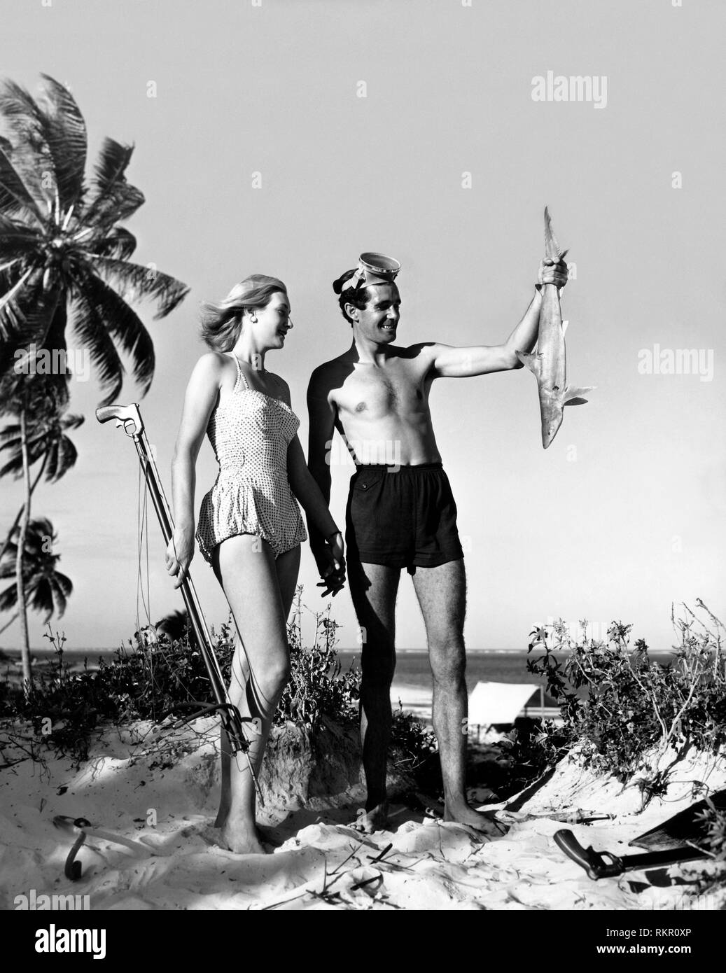 Kenya, Mombasa, couple sur la plage, 1958 Banque D'Images