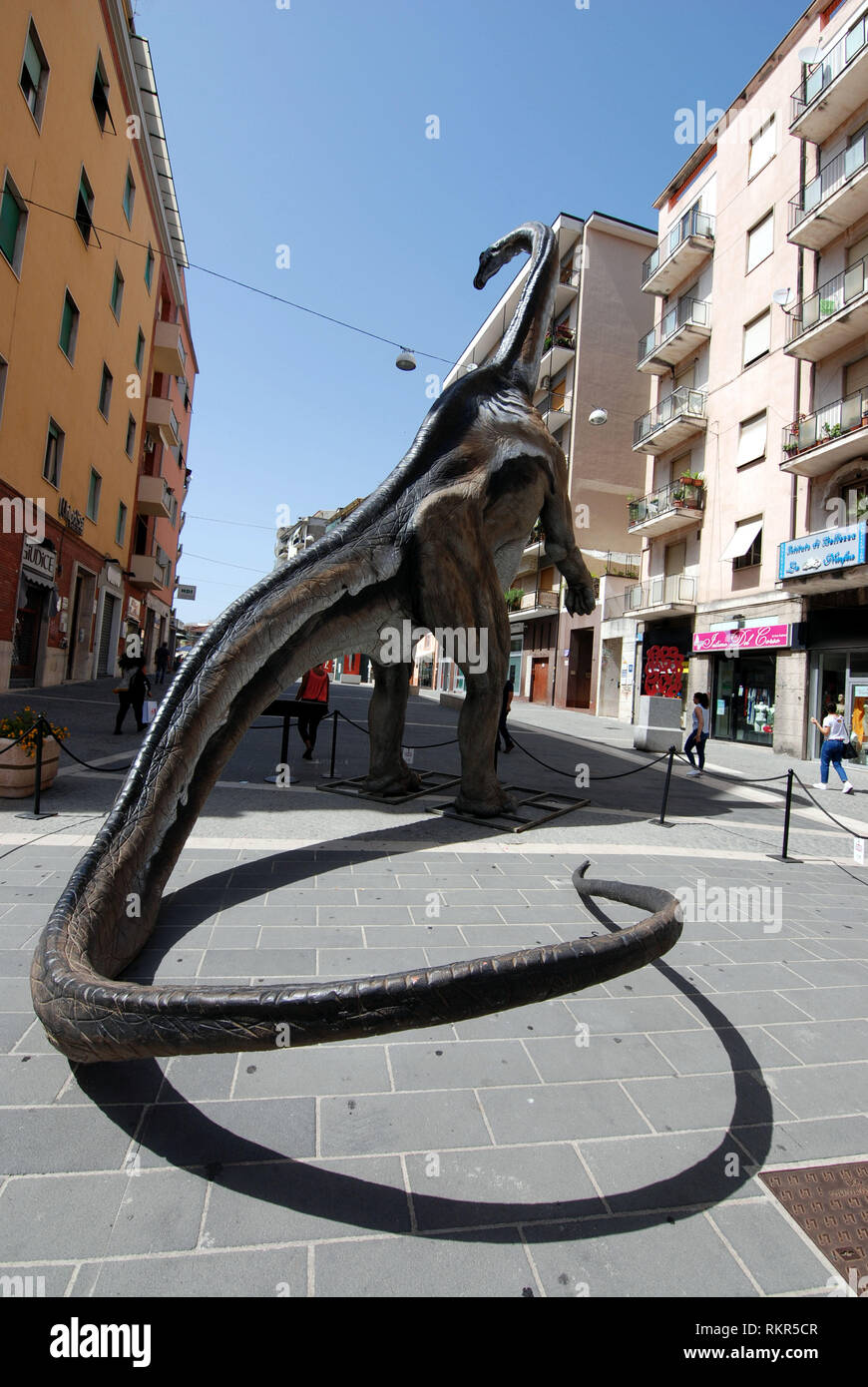 Les dinosaures marcher autour de la ville de reproduction à l'échelle 1:1 diplodocus longus dinosaures exposés dans la ville de Cosenza Calabria Italie 2018 Banque D'Images