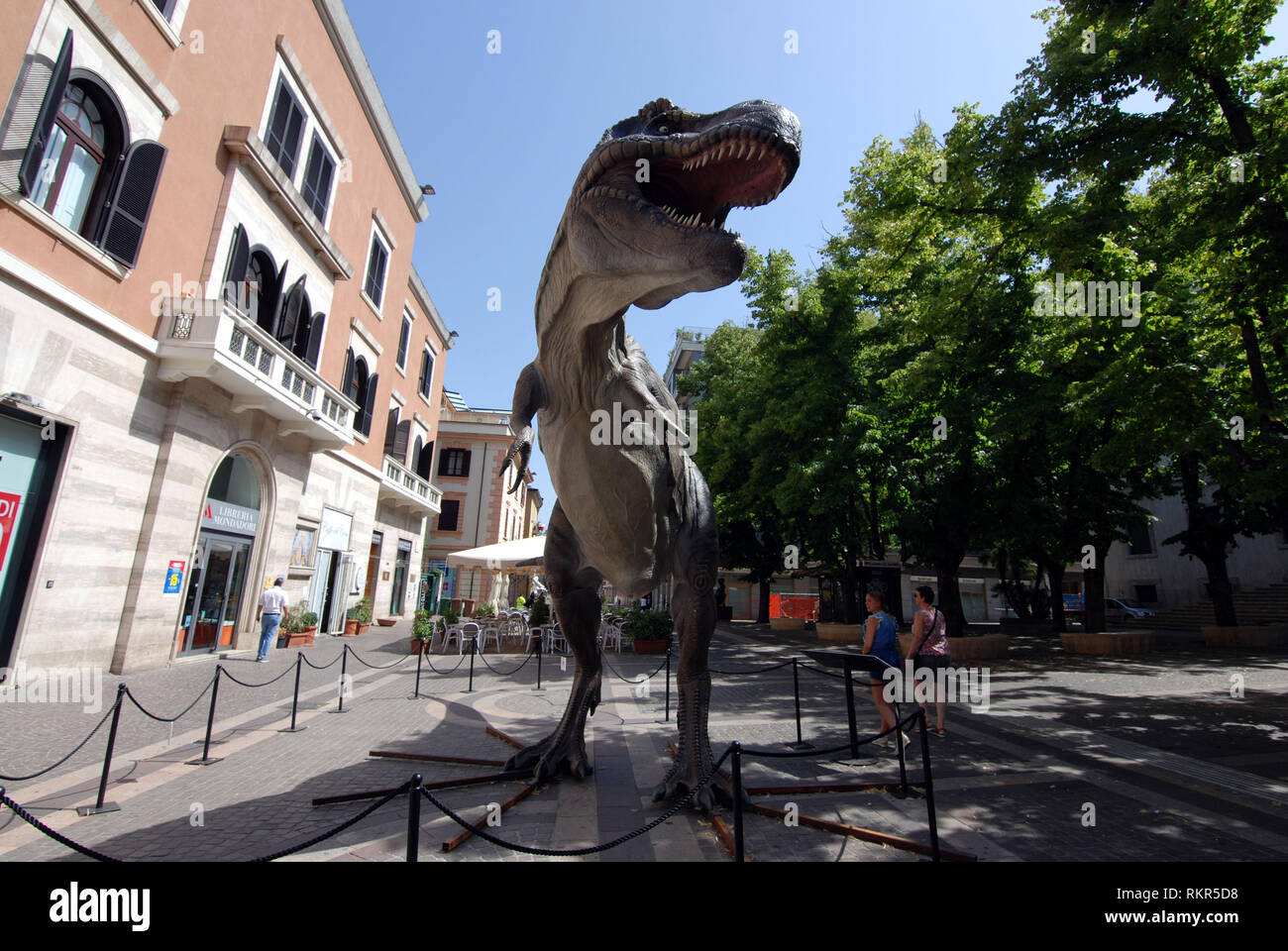 Les dinosaures marcher autour de la ville de reproduction à l'échelle 1:1 dinosaure tyrannosaurus rex exposés dans la ville de Cosenza Calabria Italie 2018 Banque D'Images