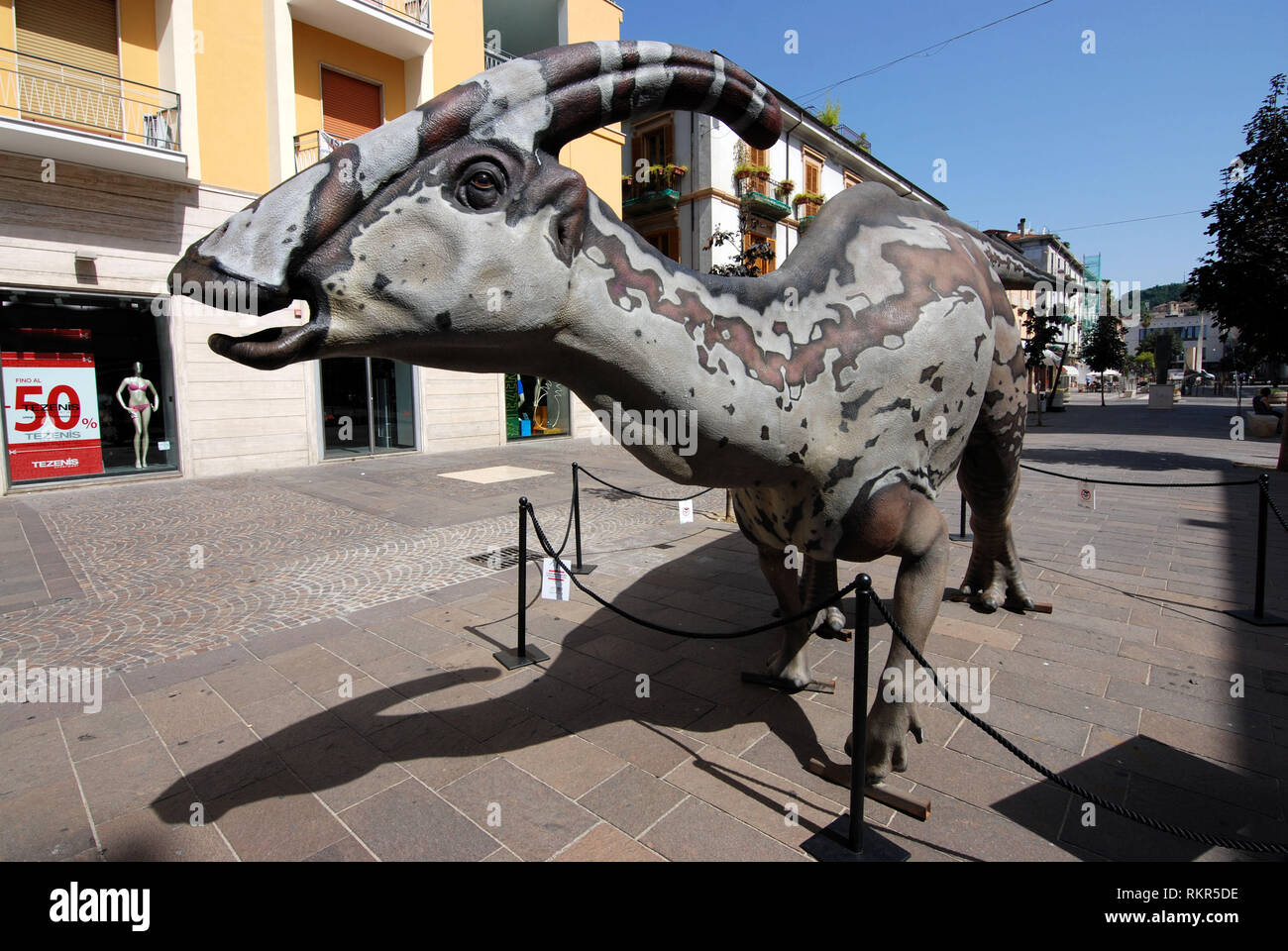 Les dinosaures marcher autour de la ville de reproduction à l'échelle 1:1 dinosaure parasaurolophus walkeri exposés dans la ville de Cosenza Calabria Italie 2018 Banque D'Images