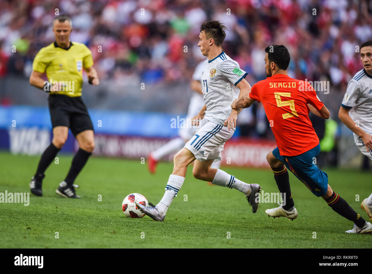 Moscou, Russie - 1 juillet 2018. Le milieu de terrain de l'équipe d'Espagne de football Sergio Busquets et le milieu de terrain de l'équipe nationale de la Russie Alexandre Golovine au cours de FI Banque D'Images