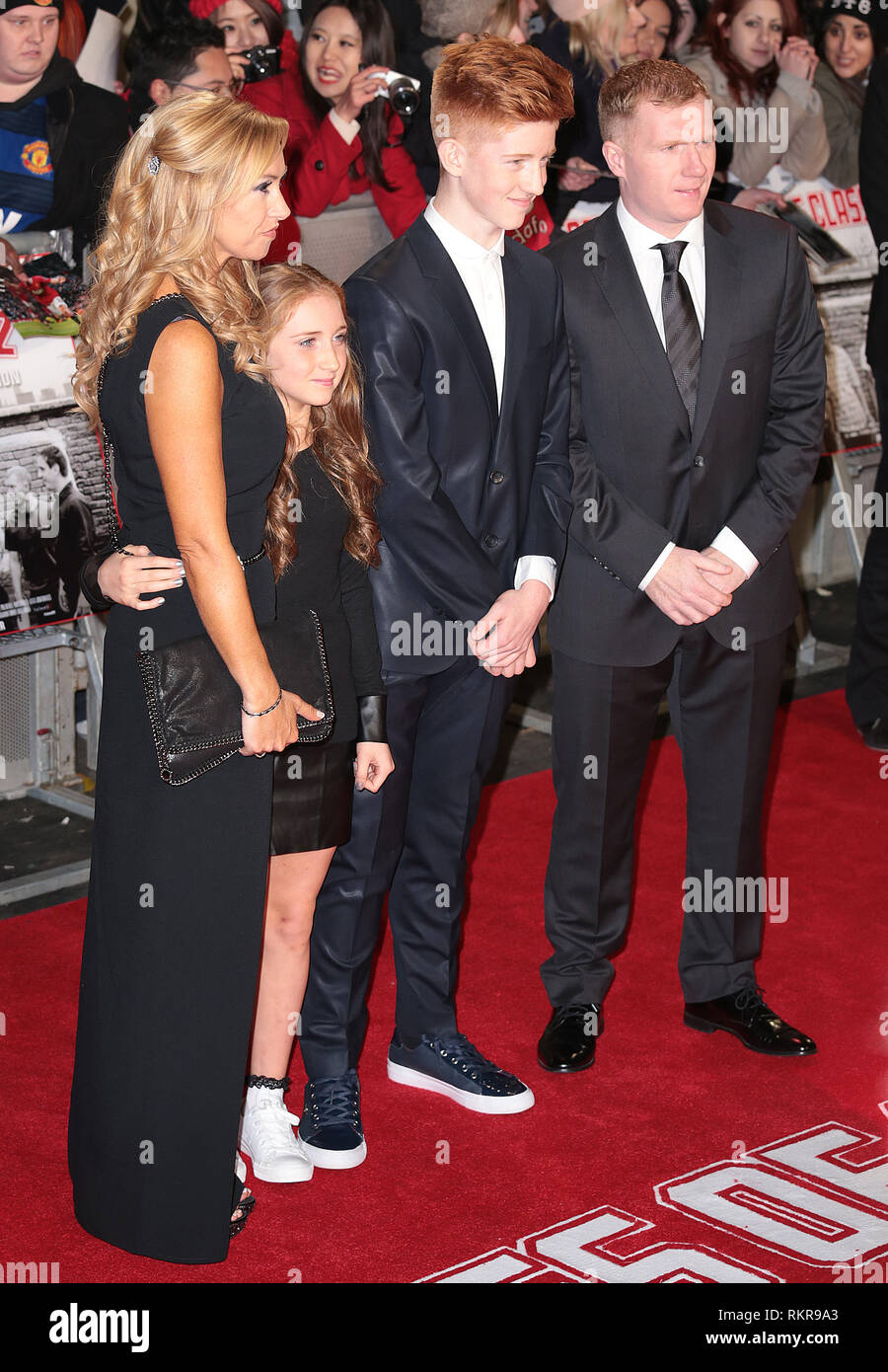 Paul Scholes et la famille assister à la première mondiale de 'La classe de 92' à l'Odeon West End Banque D'Images