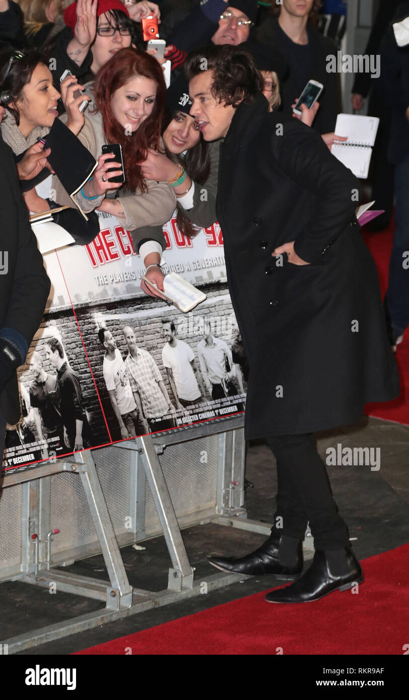 Harry Styles assiste à la première mondiale de 'La classe de 92' à l'Odeon West End Banque D'Images