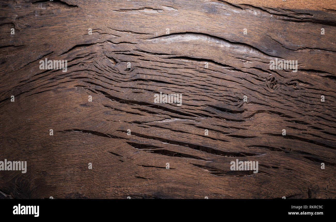 Vieux Fond en bois brun avec noeuds et fissures.Close-up. Banque D'Images