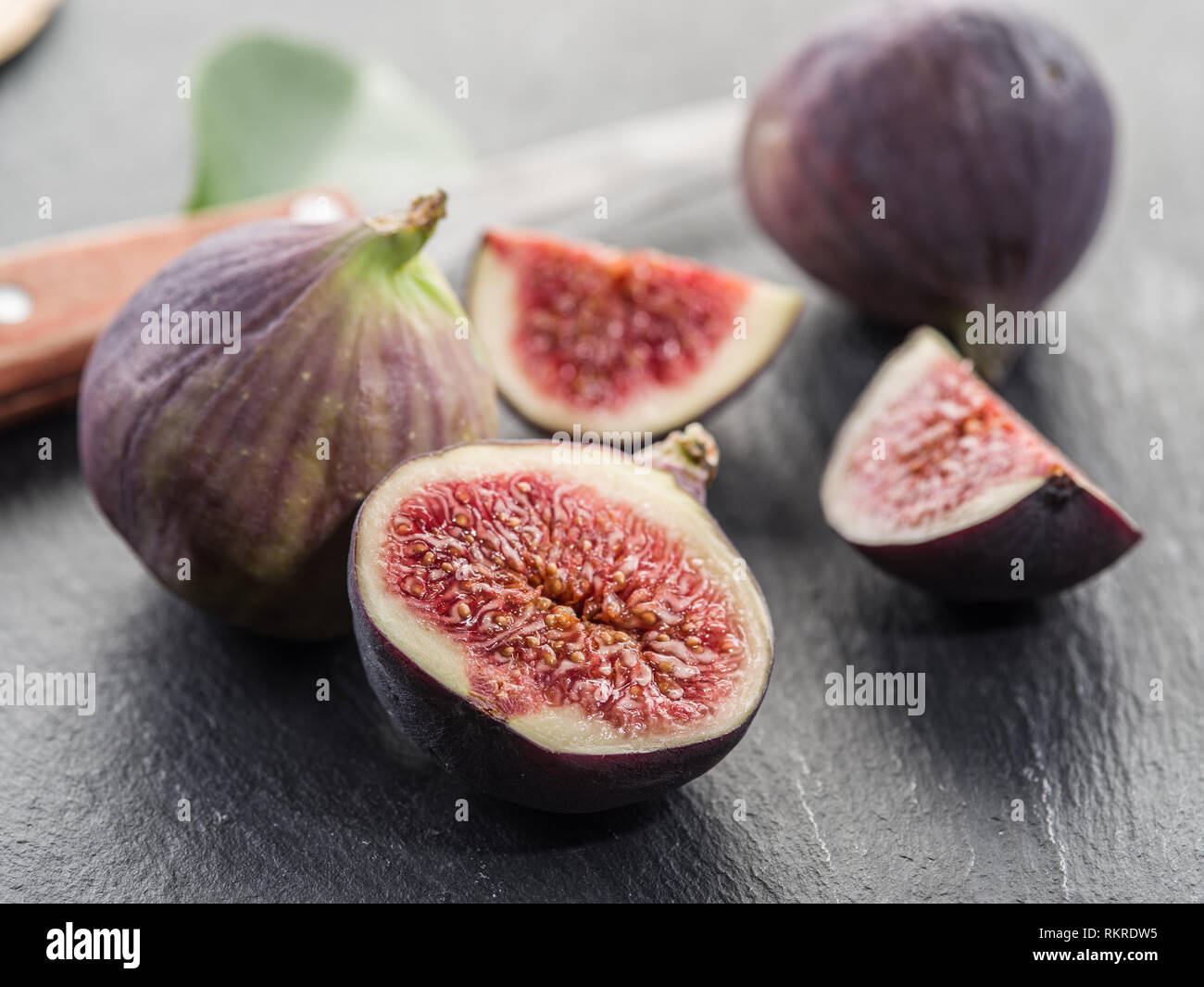 Fruits mûrs fig sur la planche à découper en graphite. Banque D'Images