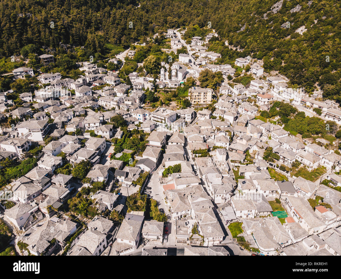 Traditionnel grec maisons blanches avec des toits en pierre dans la ville de Panagia, centrale de l'île de Thasos, Grèce Banque D'Images
