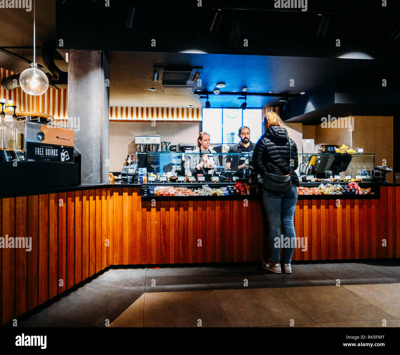 Londres, UK - Dec 10, 2019 : service à la clientèle d'un Barista Starbucks coffee house à London, UK Banque D'Images