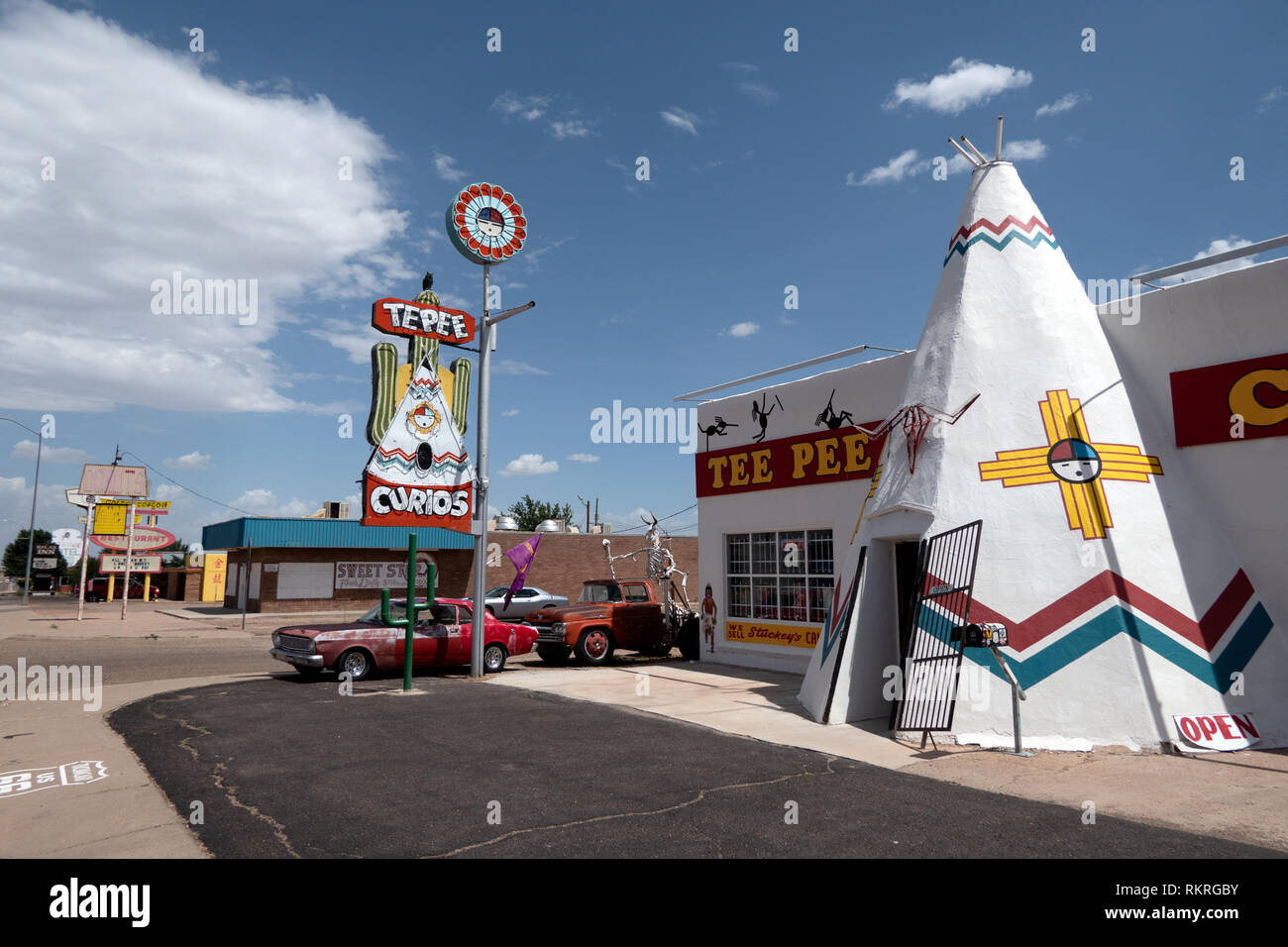 Boutique de souvenirs pour les touristes sur une autoroute nous à Tucumcari, New Mexico, United States of America, le long de la célèbre Route 66. Vue d'un petit remorqueur américain Banque D'Images