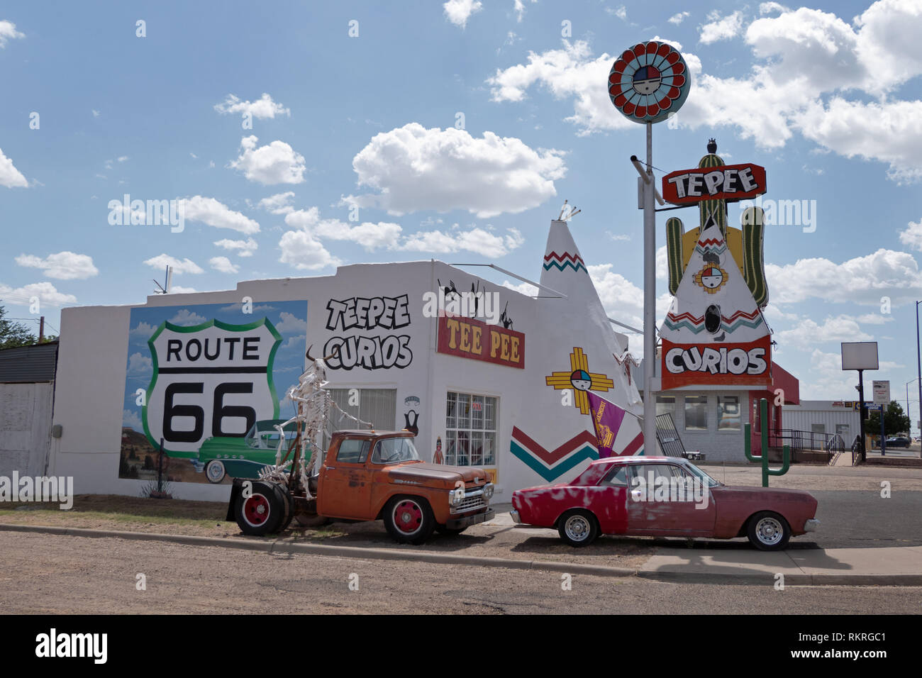 Boutique de souvenirs pour les touristes sur une autoroute nous à Tucumcari, New Mexico, United States of America, le long de la célèbre Route 66. Vue d'un petit remorqueur américain Banque D'Images