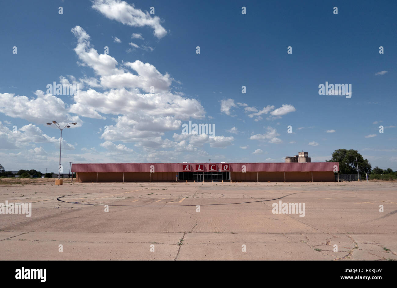 L'Ocal abandonnés en magasin Tucumcari, New Mexico, United States of America, le long de la célèbre Route 66. Vue d'une petite ville américaine dans le sud-ouest USA Banque D'Images