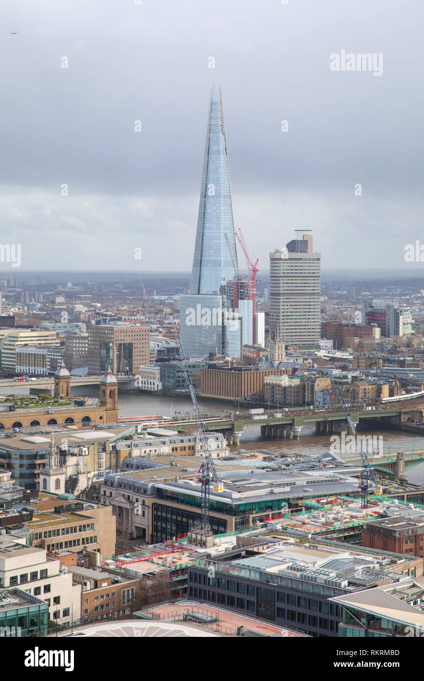 Le Shard et Guy's Hospital, vu de la galerie dorée de la Cathédrale St Paul, à Londres. Banque D'Images