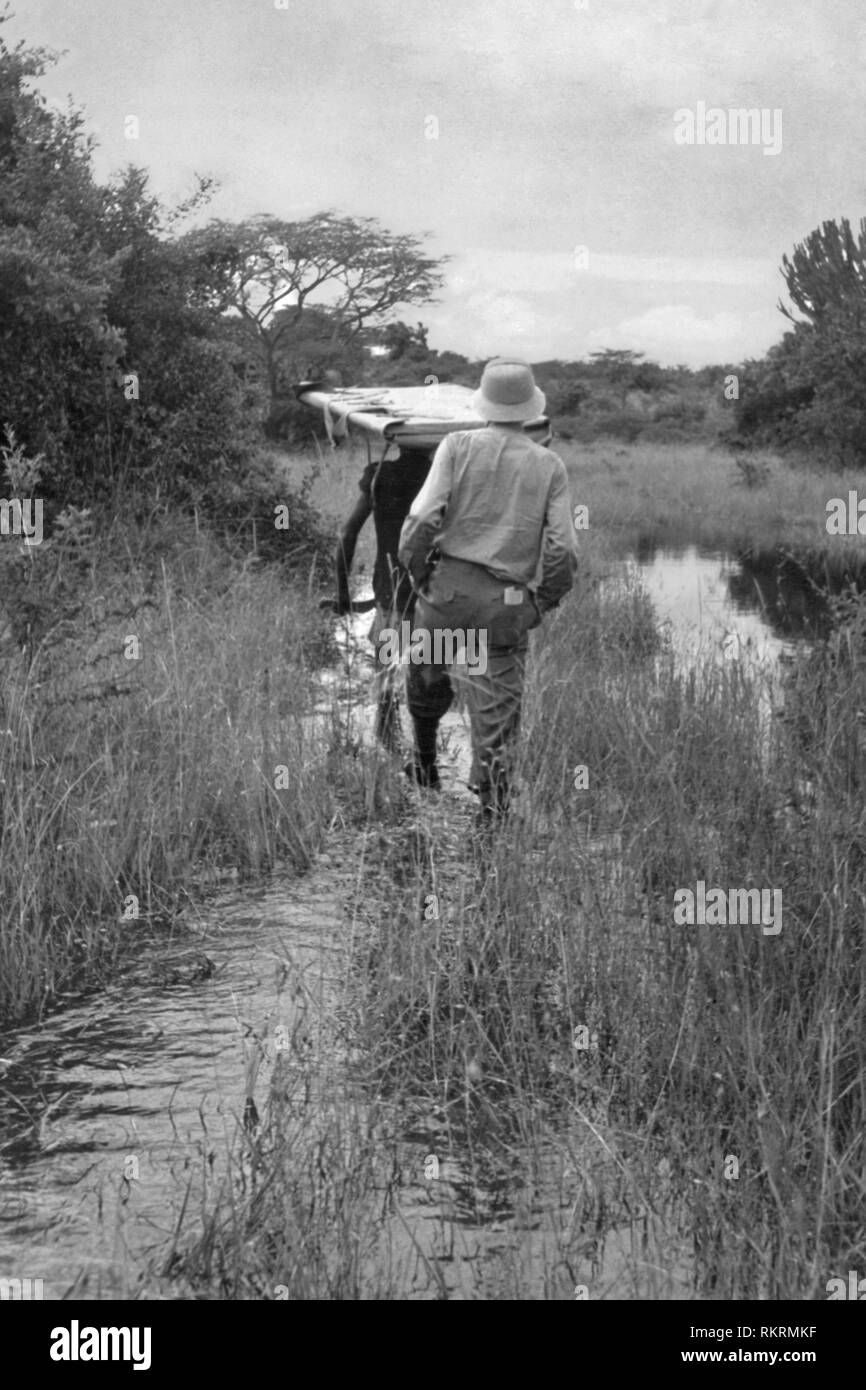 Superviseur où sera construit le chemin de fer de Katonga et nabakazi river, l'Ouganda, l'Afrique 1950 Banque D'Images