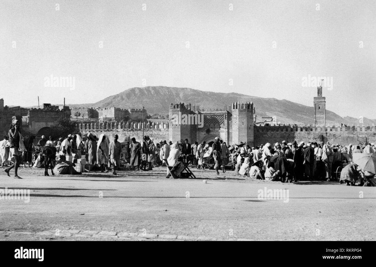 Foule à l'entrée de la ville, Fès, Maroc, Afrique du Sud 1940 Banque D'Images