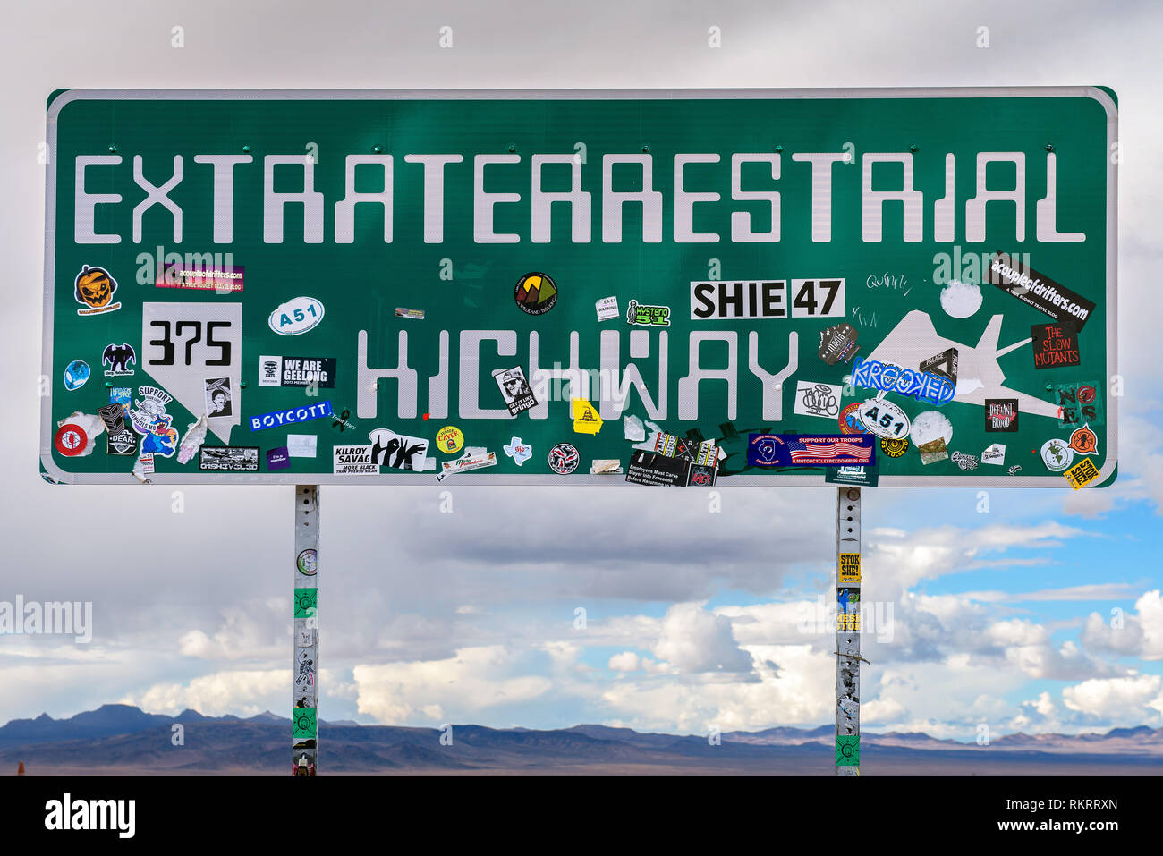 Rachel, Nevada, USA - 22 octobre 2018 : signalisation routière pour l'autoroute de l'extraterrestre recouverts d'autocollants. Proche de la Nellis Air Force Range et sont Banque D'Images