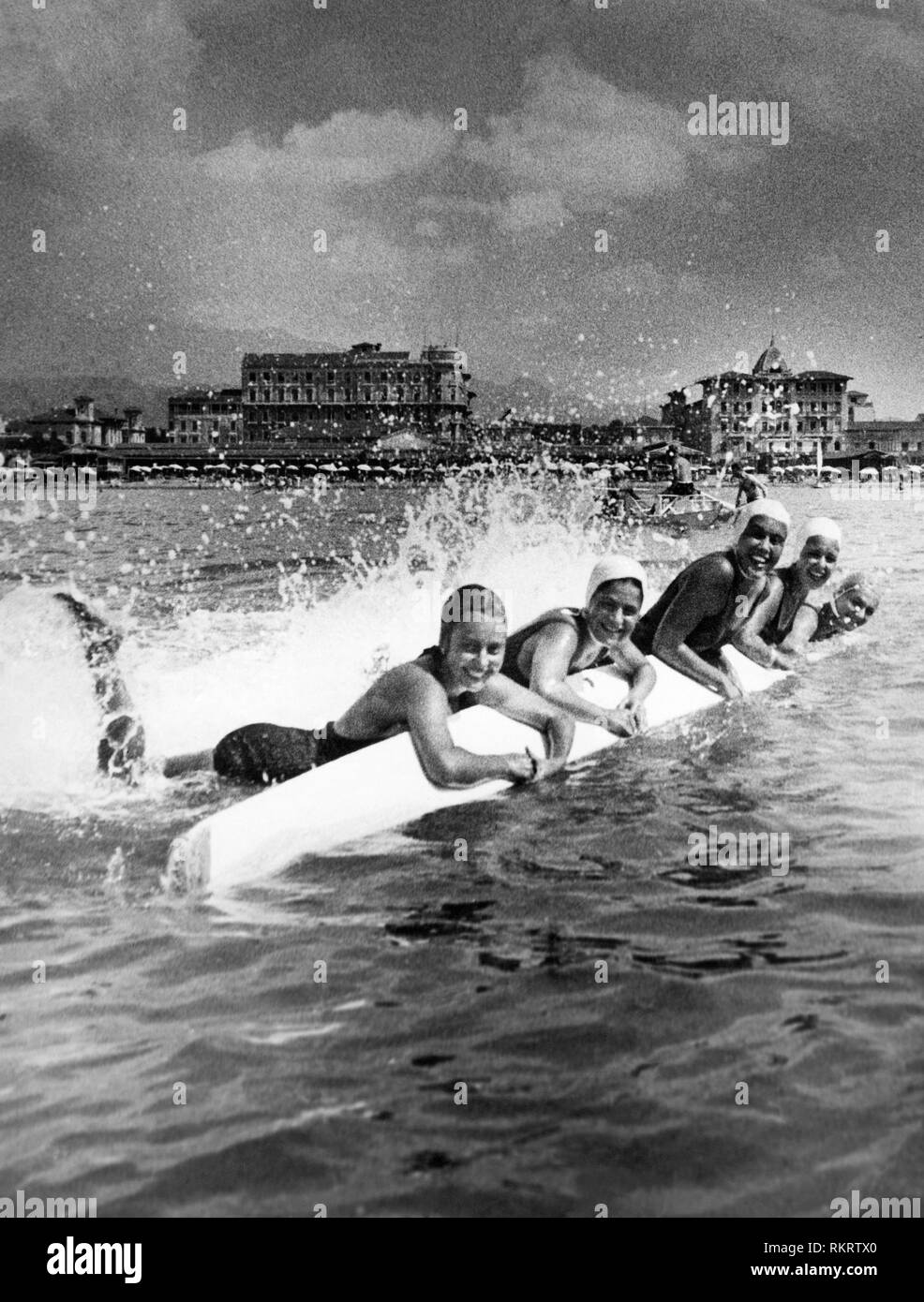 Le tourisme, Viareggio, Toscane, Italie 1930 Banque D'Images