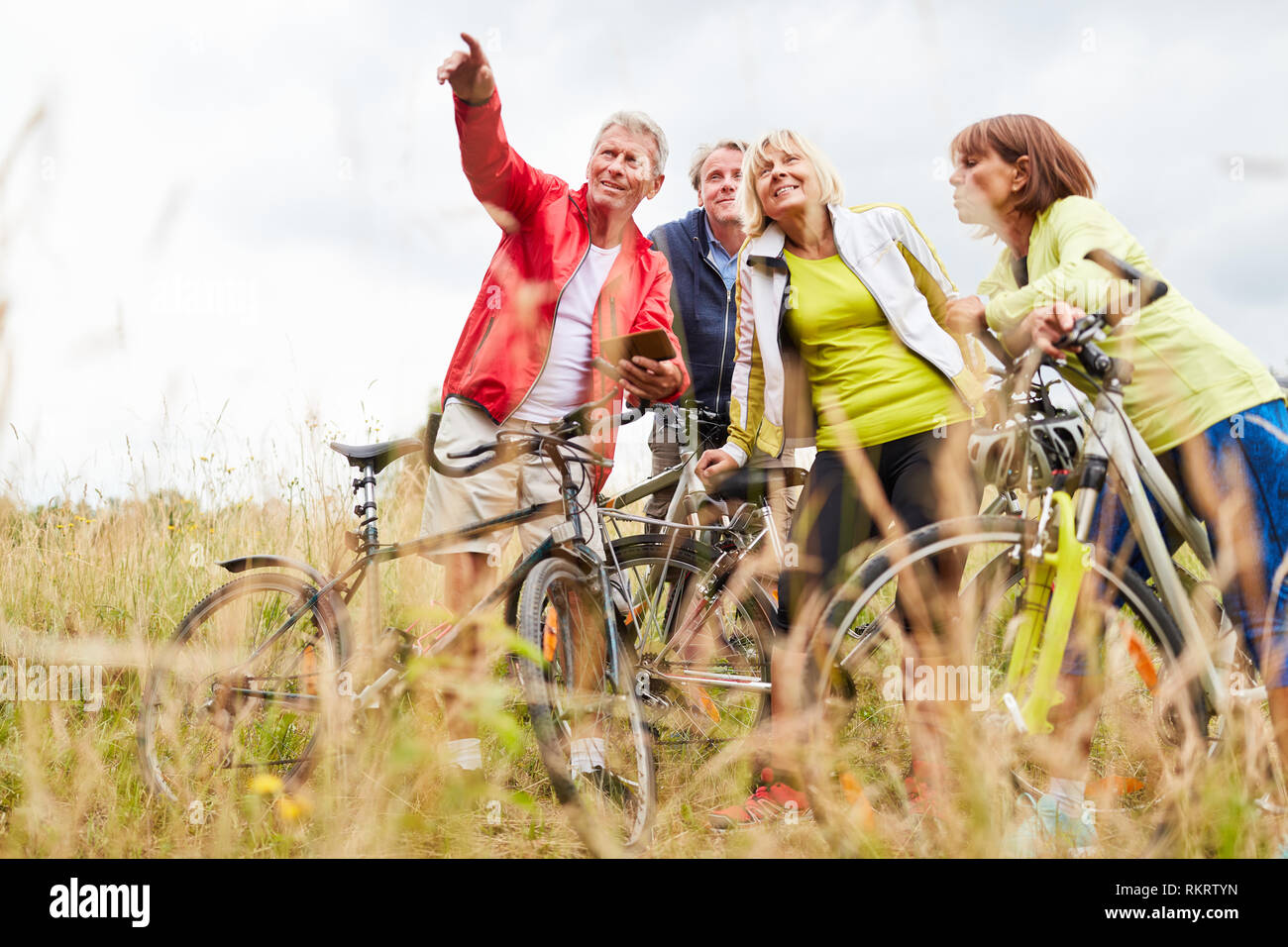 Les personnes âgées utilisent une application pour smartphone avec récepteur GPS pour la navigation sur leur tour à vélo Banque D'Images