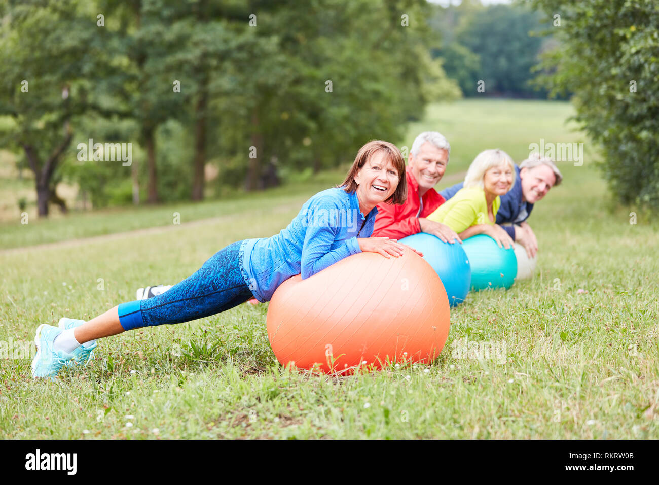 Dans la haute classe de réadaptation faisant dos sain entraînement avec boule d'exercice Banque D'Images
