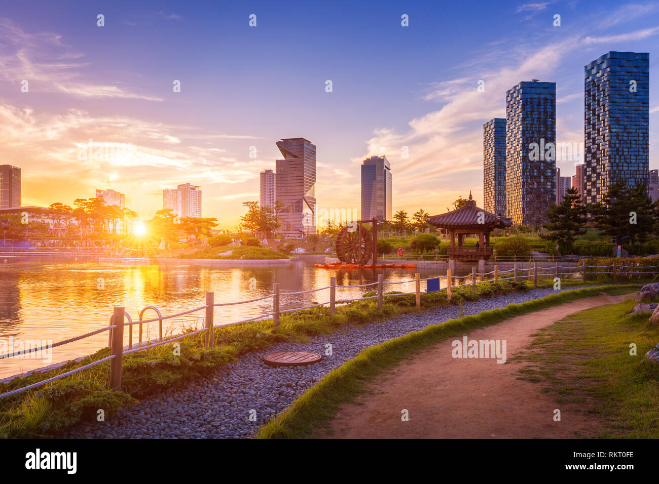 La ville de Séoul avec beau coucher de soleil, de Central Park dans le quartier d'affaires international de Songdo Incheon, Corée du Sud. Banque D'Images