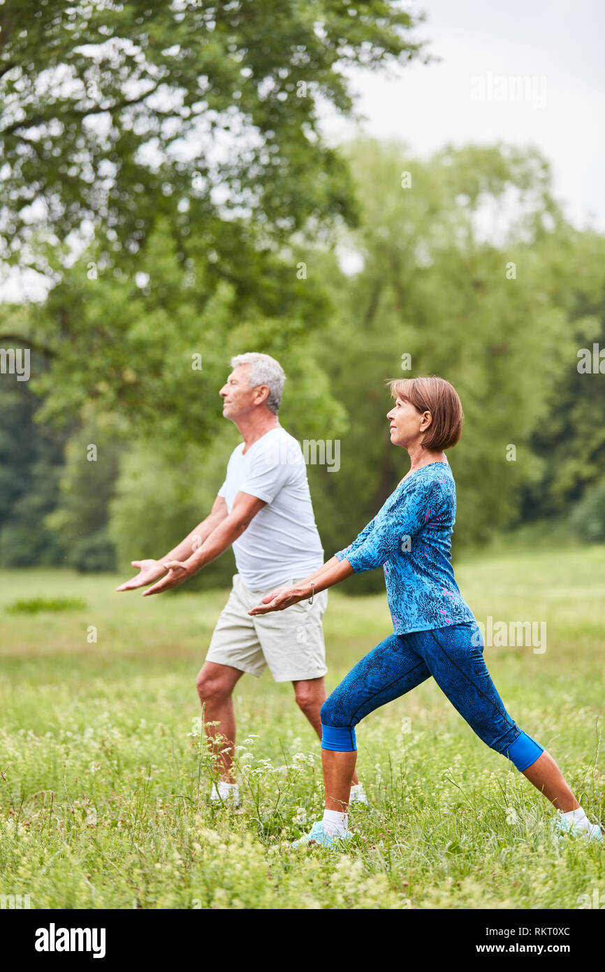 Couple de tai chi un exercice dans une classe de bien-être dans la nature Banque D'Images