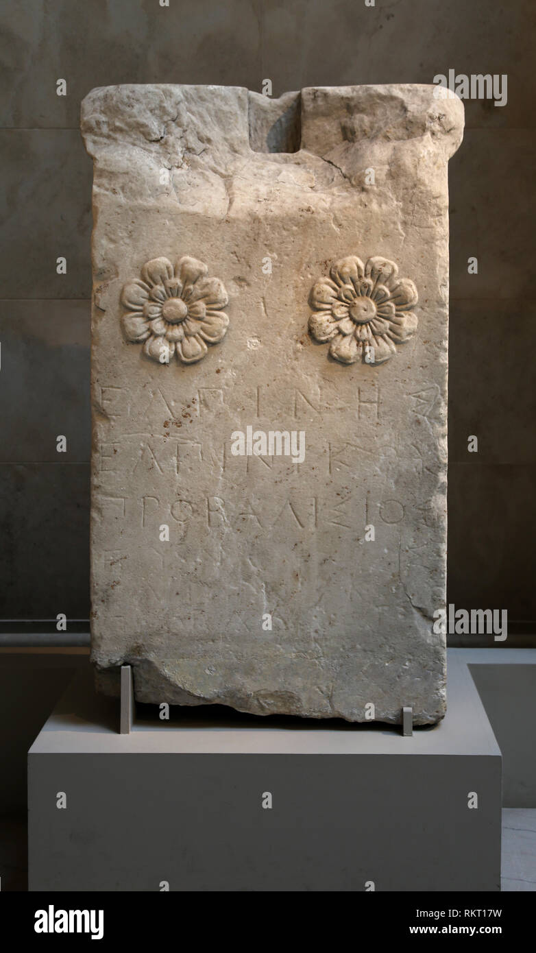 Fragment de tombe de Elpines Eunikos et monument. Le Grec, Grenier, 4e BCE. En. Le Met, NY, USA Banque D'Images