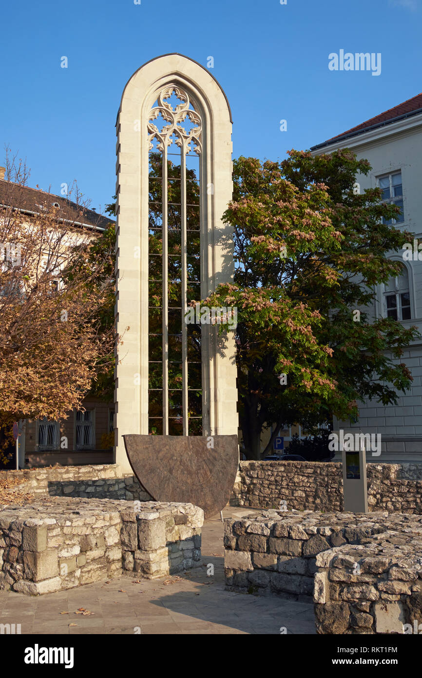 Ruines de l'église de St Mary Magdalene, Budapest, Hongrie.Le bâtiment a été détruit pendant la Seconde Guerre mondiale et cette fenêtre a été restaurée par la suite comme un mémorial. Banque D'Images