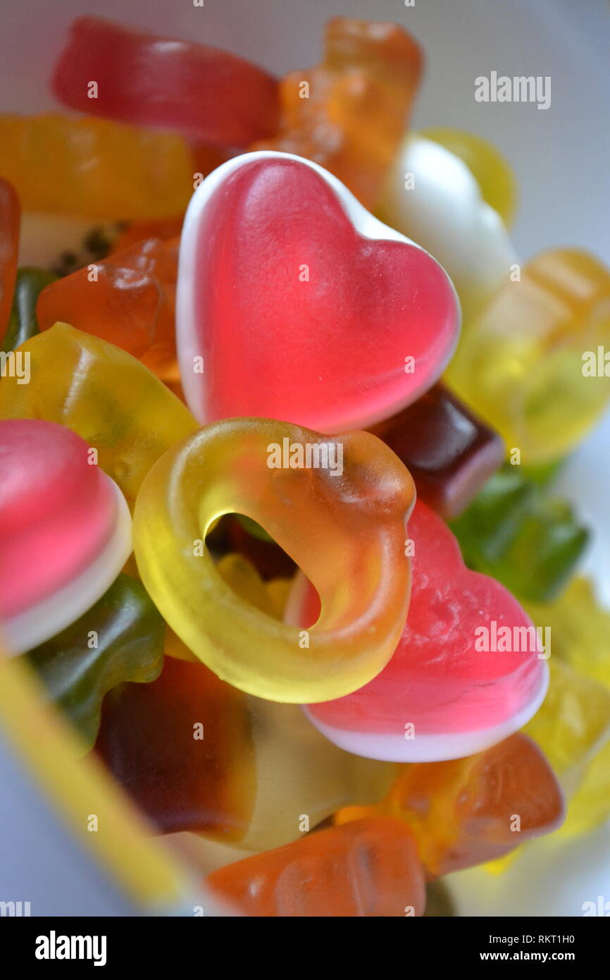 Sweets Mélangés « N » Jelly Pick - Coeurs Et Anneau D'Amour. Célébration De Mariage. Engagement. Banque D'Images