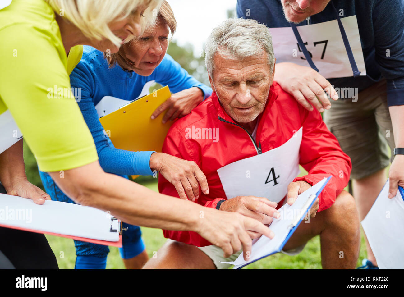 Groupe de personnes âgées dans une chasse au trésor ou jeu de piste comme teambuilding Banque D'Images